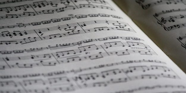 Taiteellinen kuva nuottipaperista.