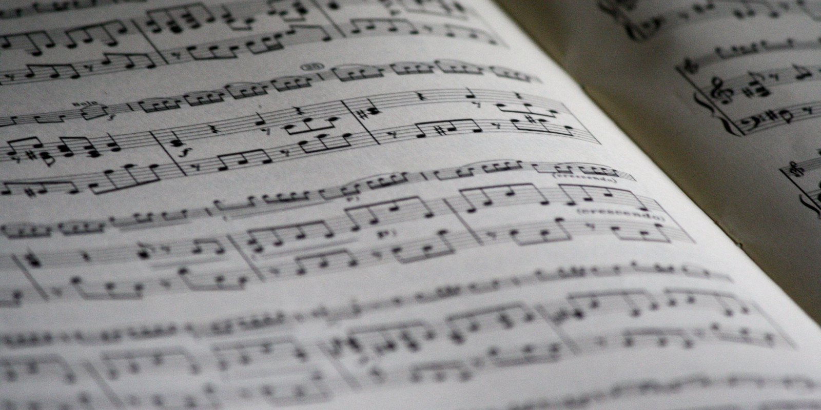 musiikkiopisto2 Taiteellinen kuva nuottipaperista.