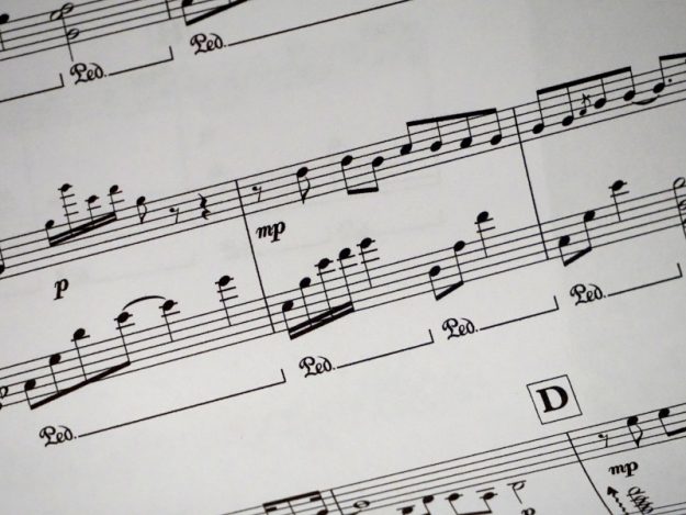 Taiteellinen kuva nuottipaperista.