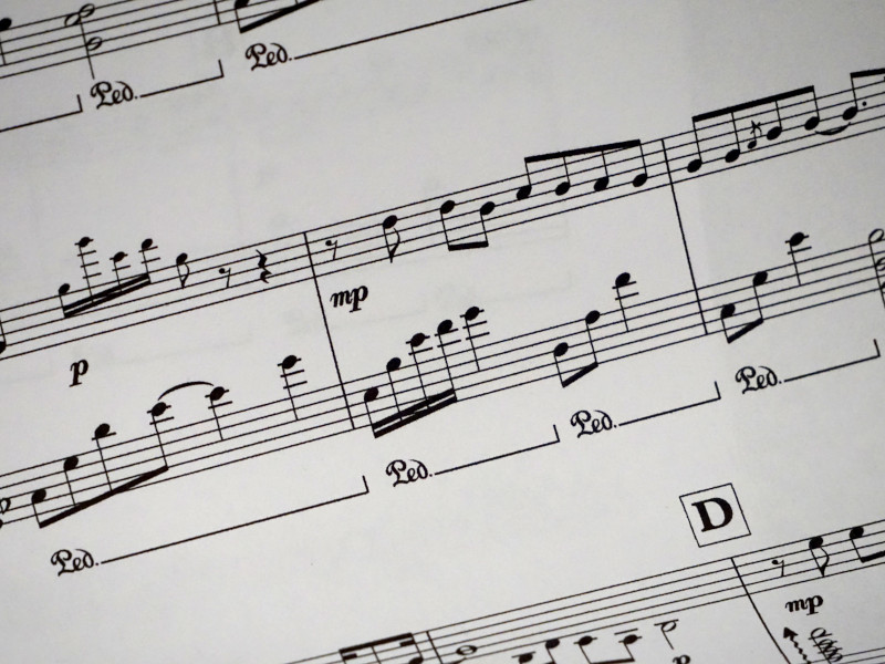 Taiteellinen kuva nuottipaperista.