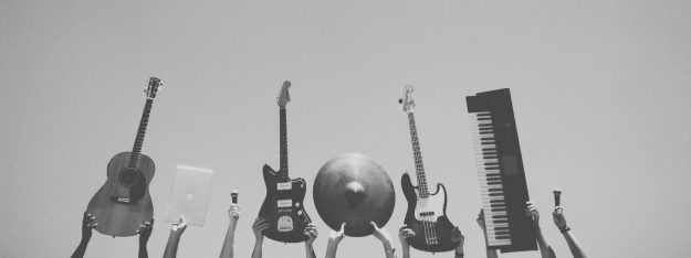 Taiteellinen kuva erilaisista bändisoittimista.