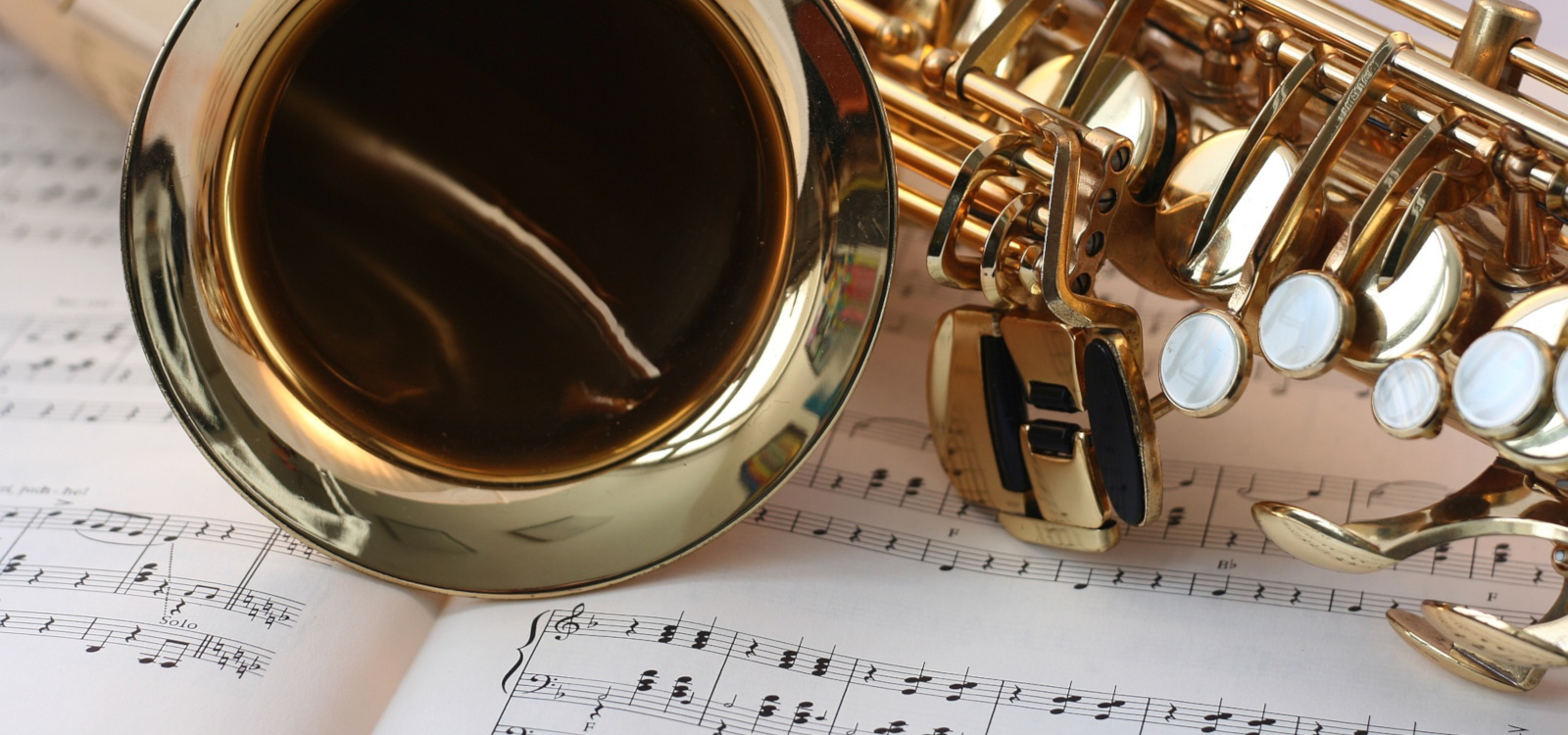 musiikkiopisto14 Taiteellinen kuva saksofonista.